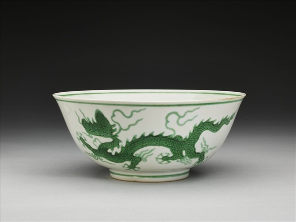 白瓷綠彩雲龍紋碗
