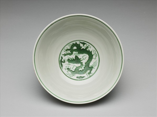 白瓷綠彩雲龍紋碗