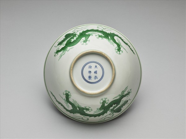 白瓷綠彩雲龍紋碗