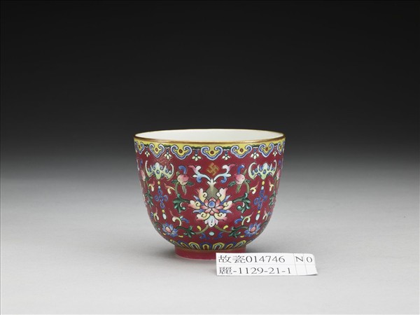 粉彩紫紅地福壽紋杯