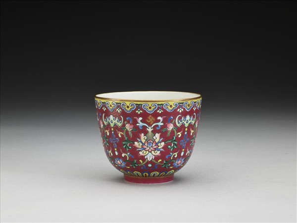 粉彩紫紅地福壽紋杯