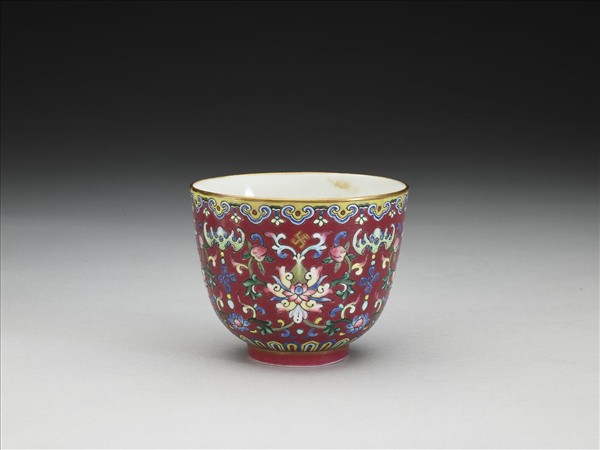 粉彩紫紅地福壽紋杯