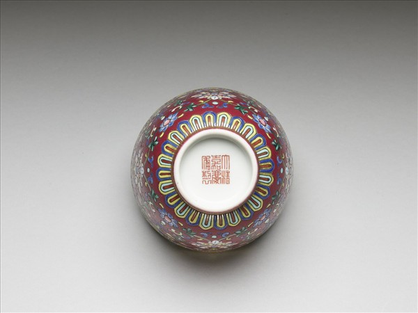 粉彩紫紅地福壽紋杯