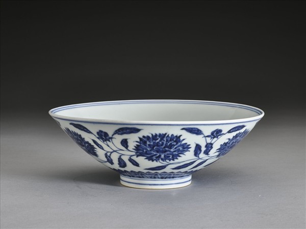 青花纏枝番蓮紋碗