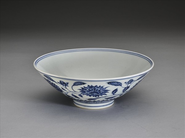 青花纏枝番蓮紋碗