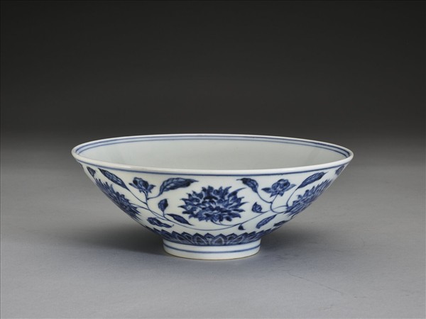 青花纏枝番蓮紋碗