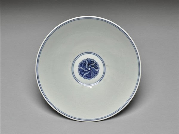 青花纏枝番蓮紋碗