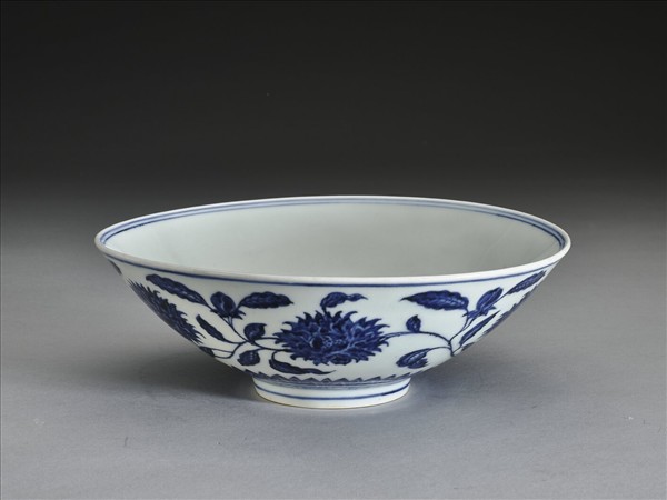 青花纏枝番蓮紋碗