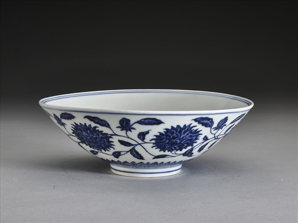 青花纏枝番蓮紋碗