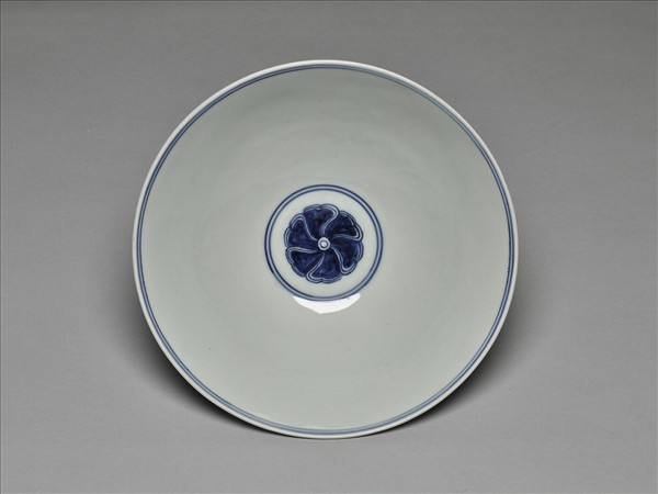 青花纏枝番蓮紋碗