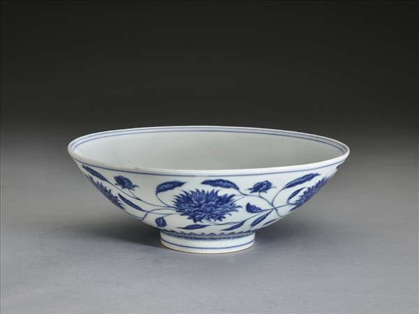 青花纏枝番蓮紋碗