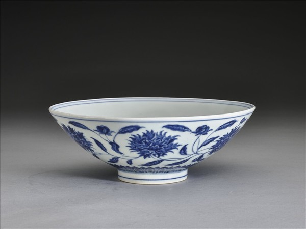青花纏枝番蓮紋碗