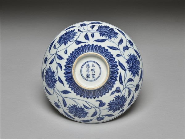 青花纏枝番蓮紋碗