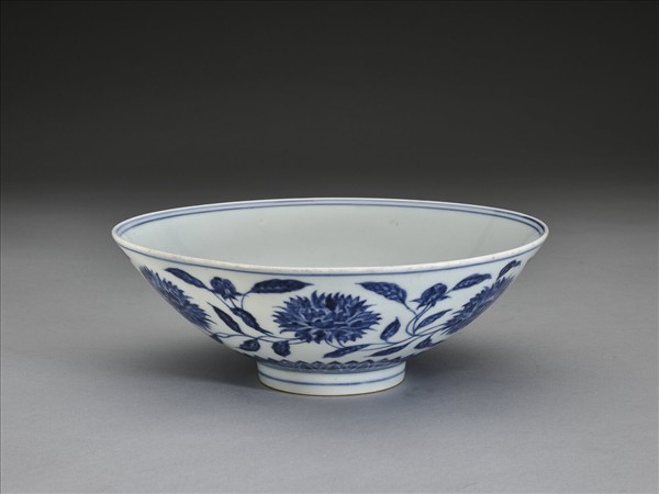 青花纏枝番蓮紋碗