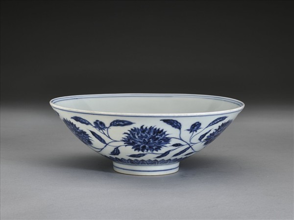 青花纏枝番蓮紋碗
