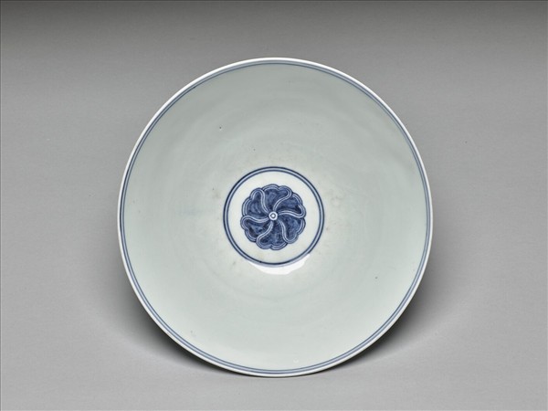 青花纏枝番蓮紋碗