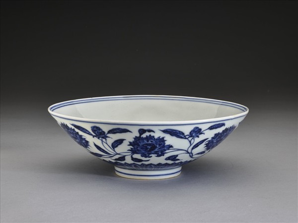 青花纏枝番蓮紋碗