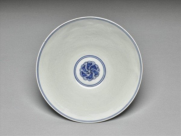 青花纏枝番蓮紋碗