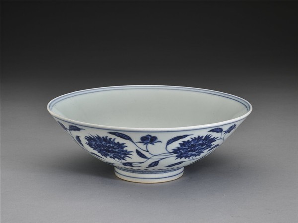 青花纏枝番蓮紋碗
