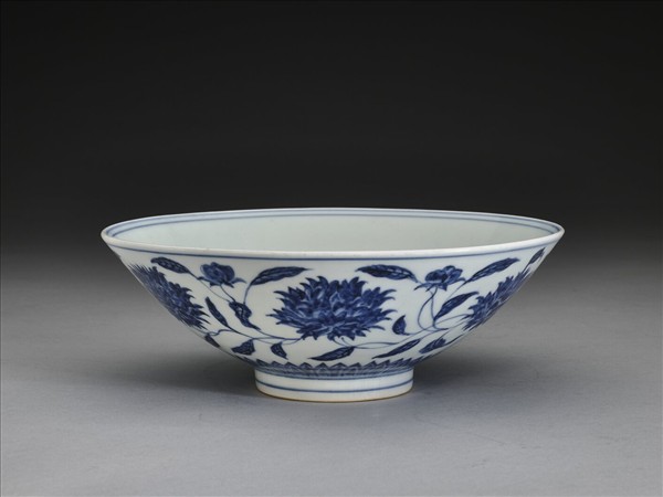 青花纏枝番蓮紋碗