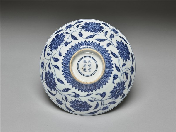 青花纏枝番蓮紋碗
