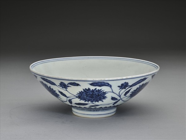 青花纏枝番蓮紋碗