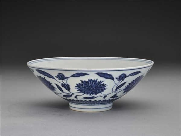 青花纏枝番蓮紋碗