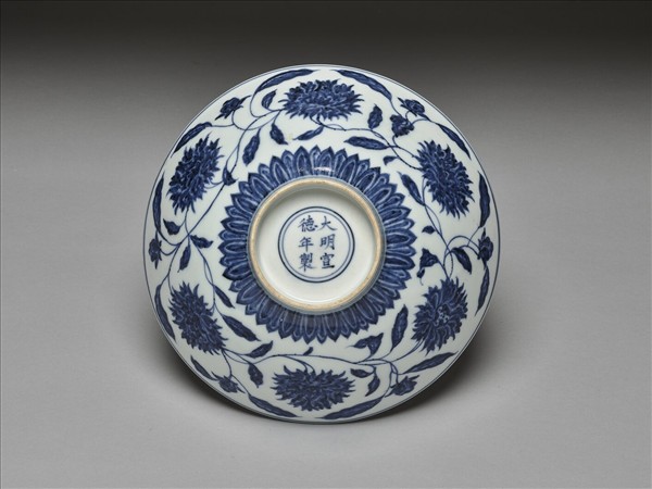 青花纏枝番蓮紋碗