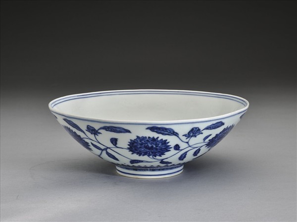 青花纏枝番蓮紋碗