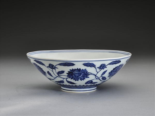 青花纏枝番蓮紋碗