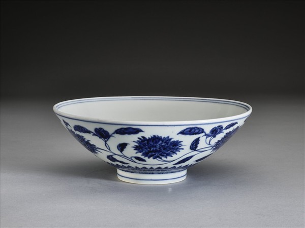青花纏枝番蓮紋碗