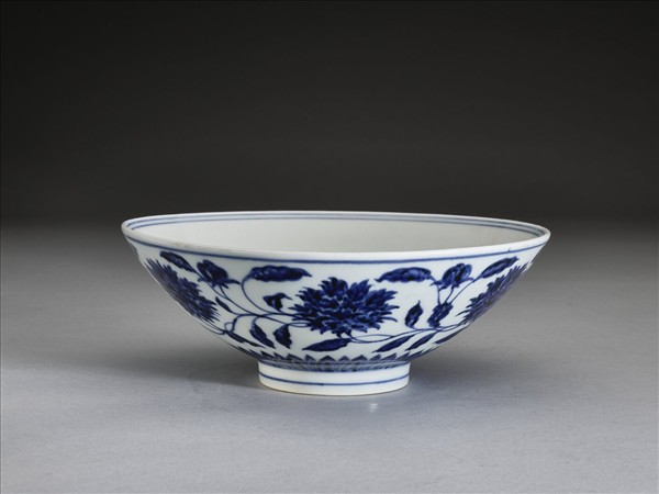 青花纏枝番蓮紋碗