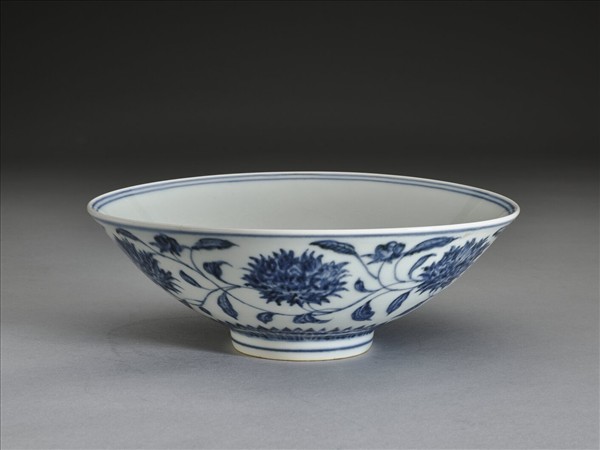 青花纏枝番蓮紋碗
