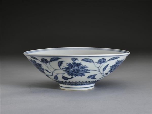青花纏枝番蓮紋碗