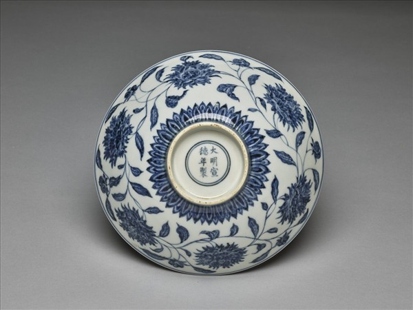 青花纏枝番蓮紋碗