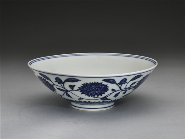 青花纏枝番蓮紋碗
