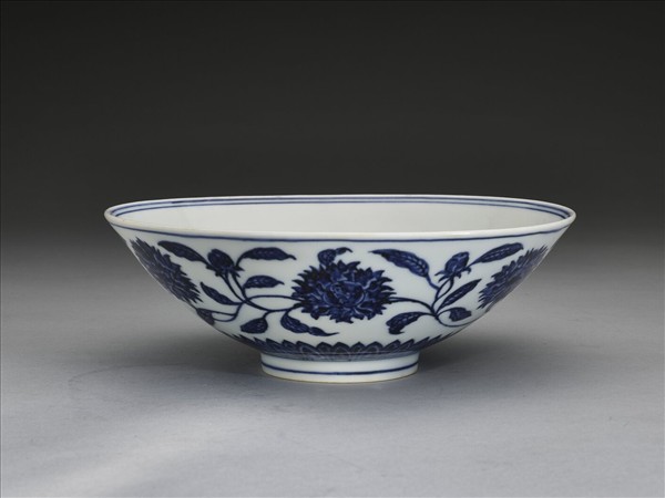 青花纏枝番蓮紋碗
