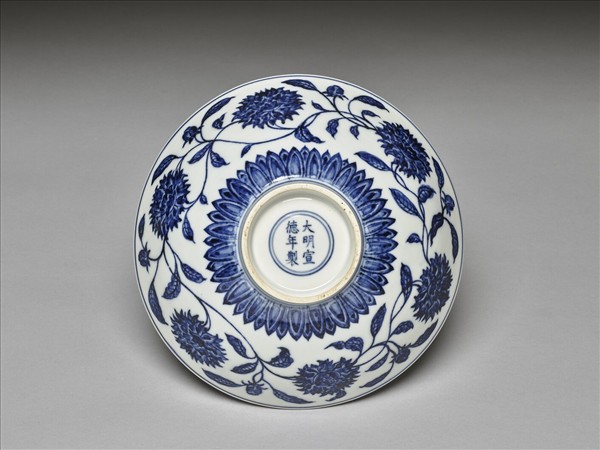 青花纏枝番蓮紋碗