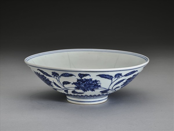 青花纏枝番蓮紋碗