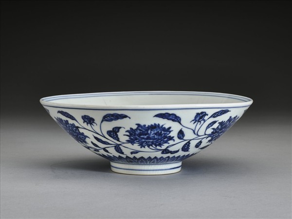 青花纏枝番蓮紋碗