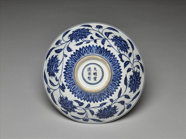 青花纏枝番蓮紋碗