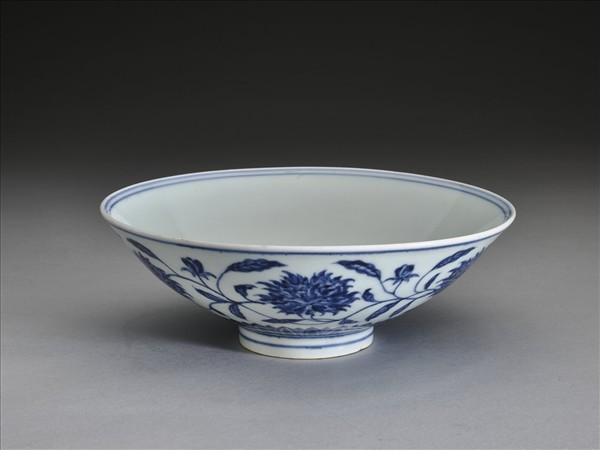 青花纏枝番蓮紋碗