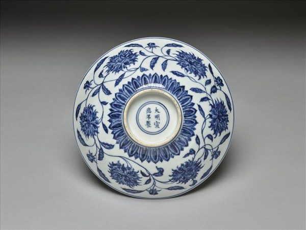 青花纏枝番蓮紋碗