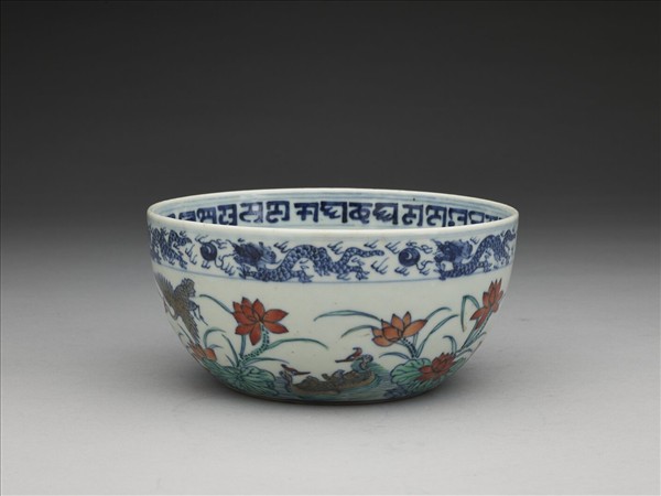 鬥彩蓮塘鴛鴦紋碗