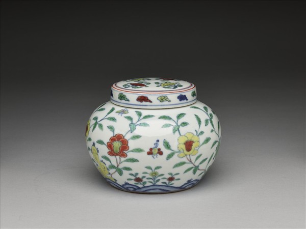 鬥彩花蝶紋蓋罐