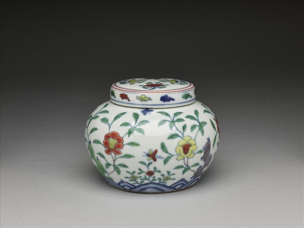 鬥彩花蝶紋蓋罐