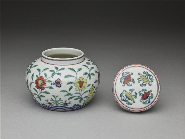 鬥彩花蝶紋蓋罐