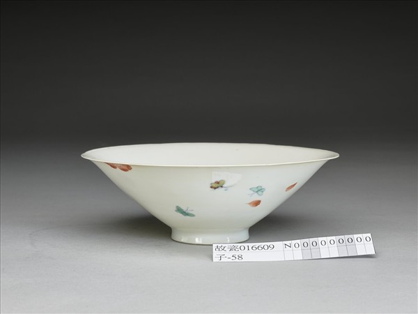 鬥彩花蝶紋葵口碗