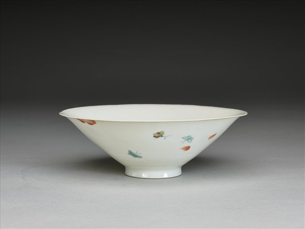 鬥彩花蝶紋葵口碗