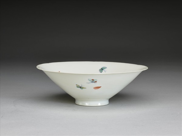 鬥彩花蝶紋葵口碗